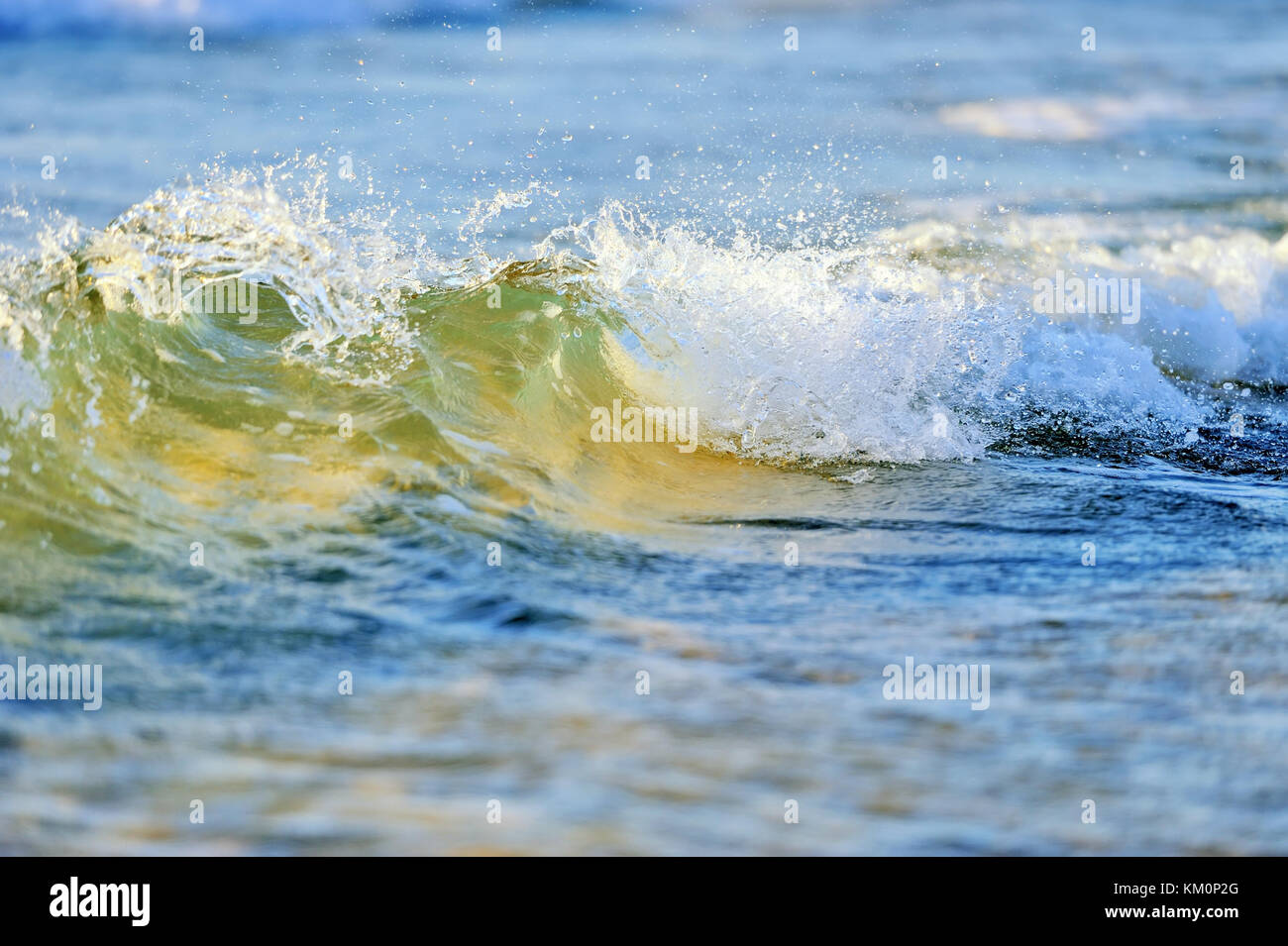 Onda di spiaggia, vista nel tubo con spiaggia in background Foto Stock