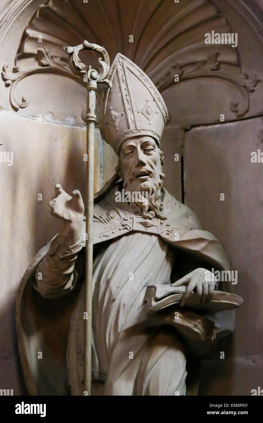 Statua di un Vescovo cattolico in wormser dom o chiesa di St Peters in worms, RENANIA-PALATINATO, Germania. Foto Stock