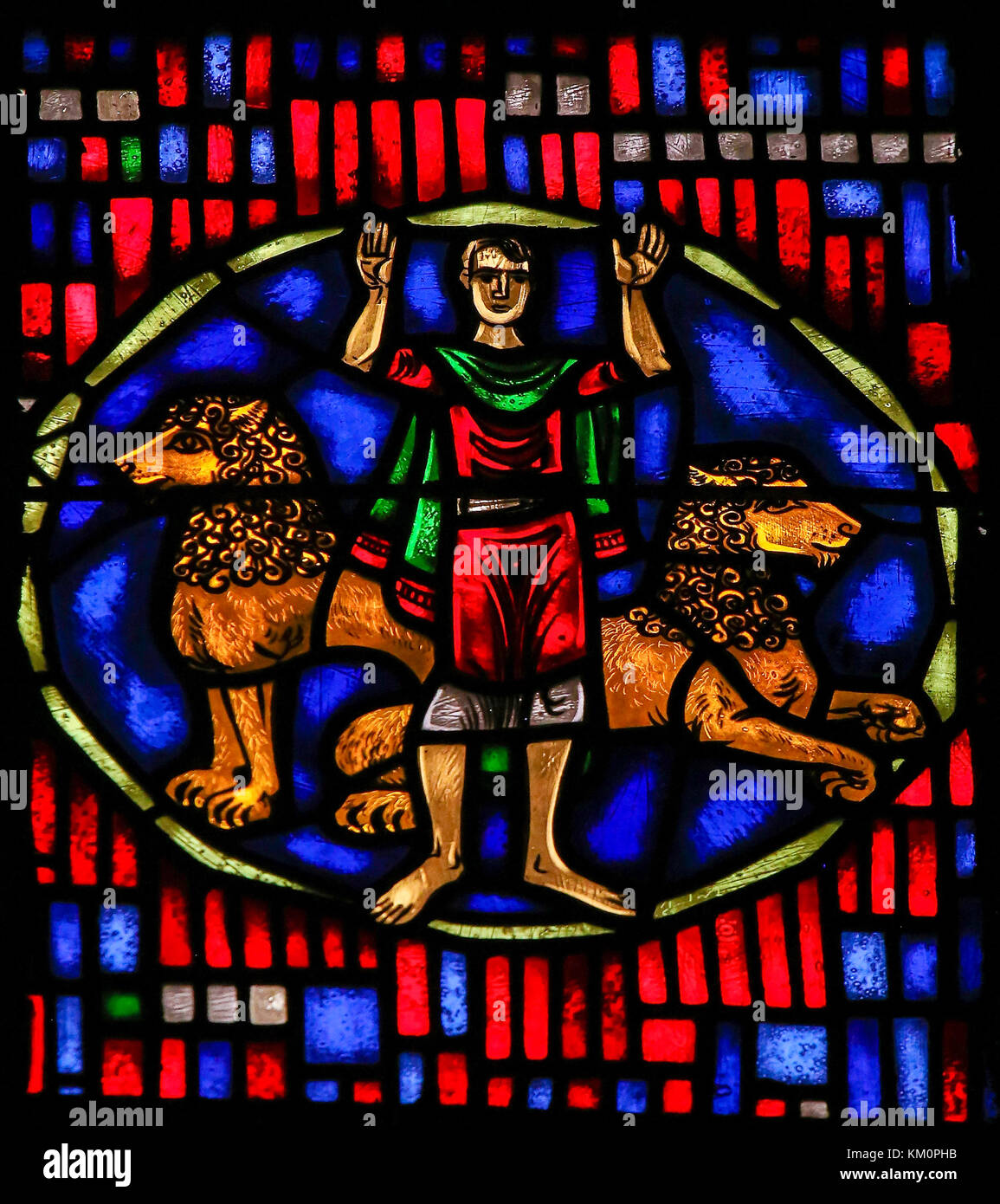 Il vetro macchiato in wormser dom in Worms, Germania, raffigurante il profeta Daniele nella fossa dei leoni, come detto nel libro di Daniele Foto Stock