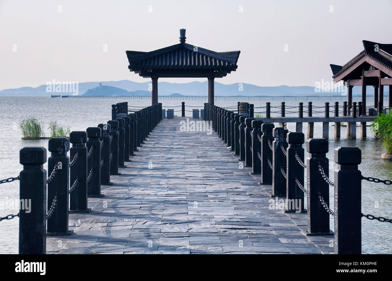 I tre regni scenic area pedonale e le torri in wuxi Cina sul lago Tai o taihu nella provincia di Jiangsu. Foto Stock