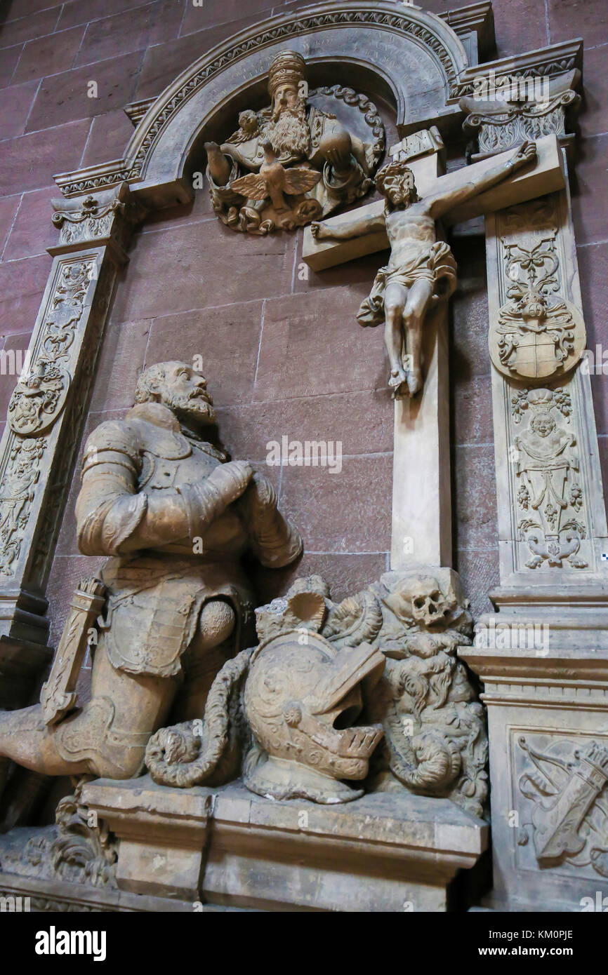 Tardo gotico del XV secolo a bassorilievo in pietra nel wormser dom o chiesa di St Peters in worms, RENANIA-PALATINATO, Germania. Foto Stock