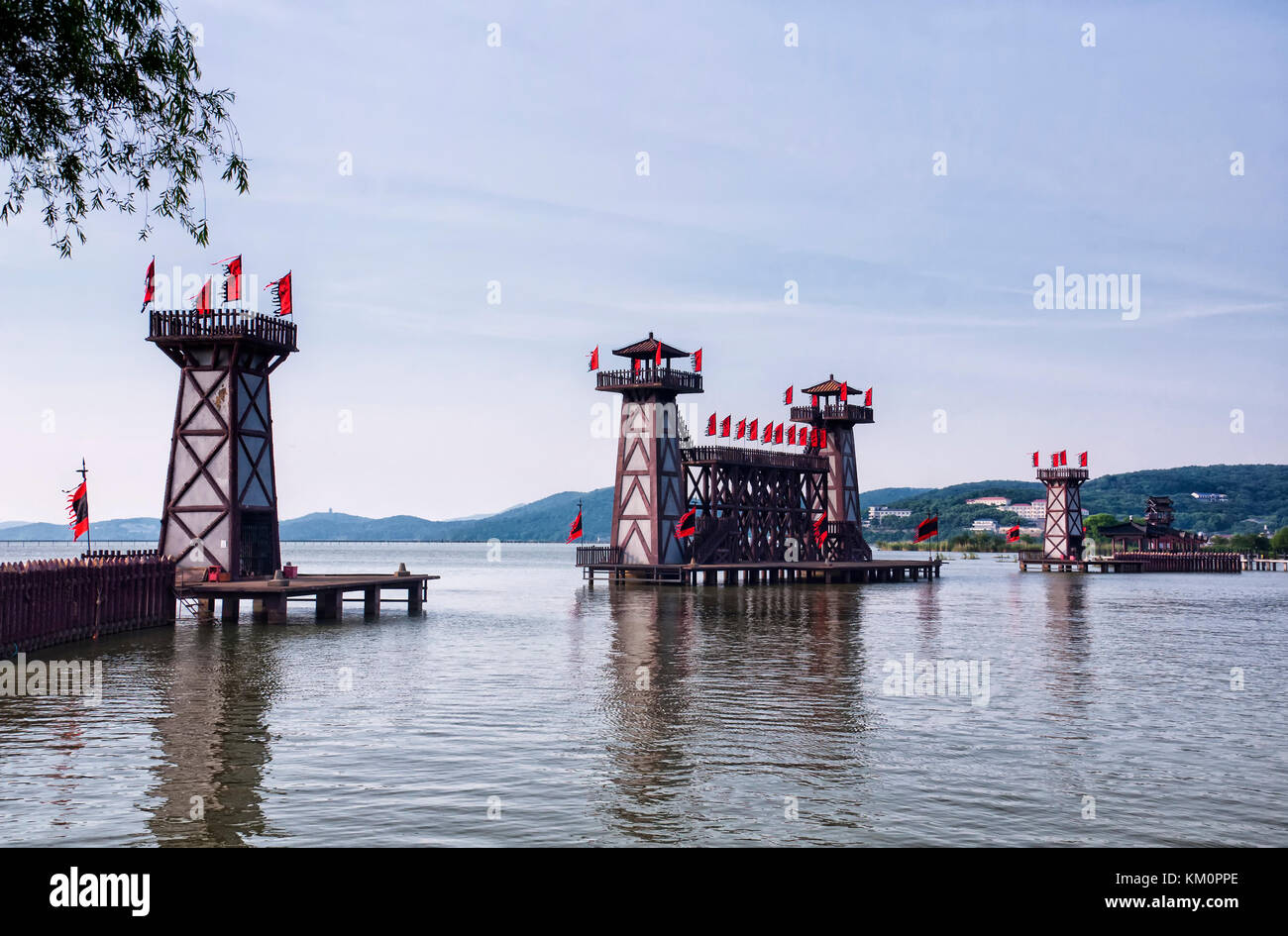 I tre regni scenic area pedonale e le torri in wuxi Cina sul lago Tai o taihu nella provincia di Jiangsu. Foto Stock