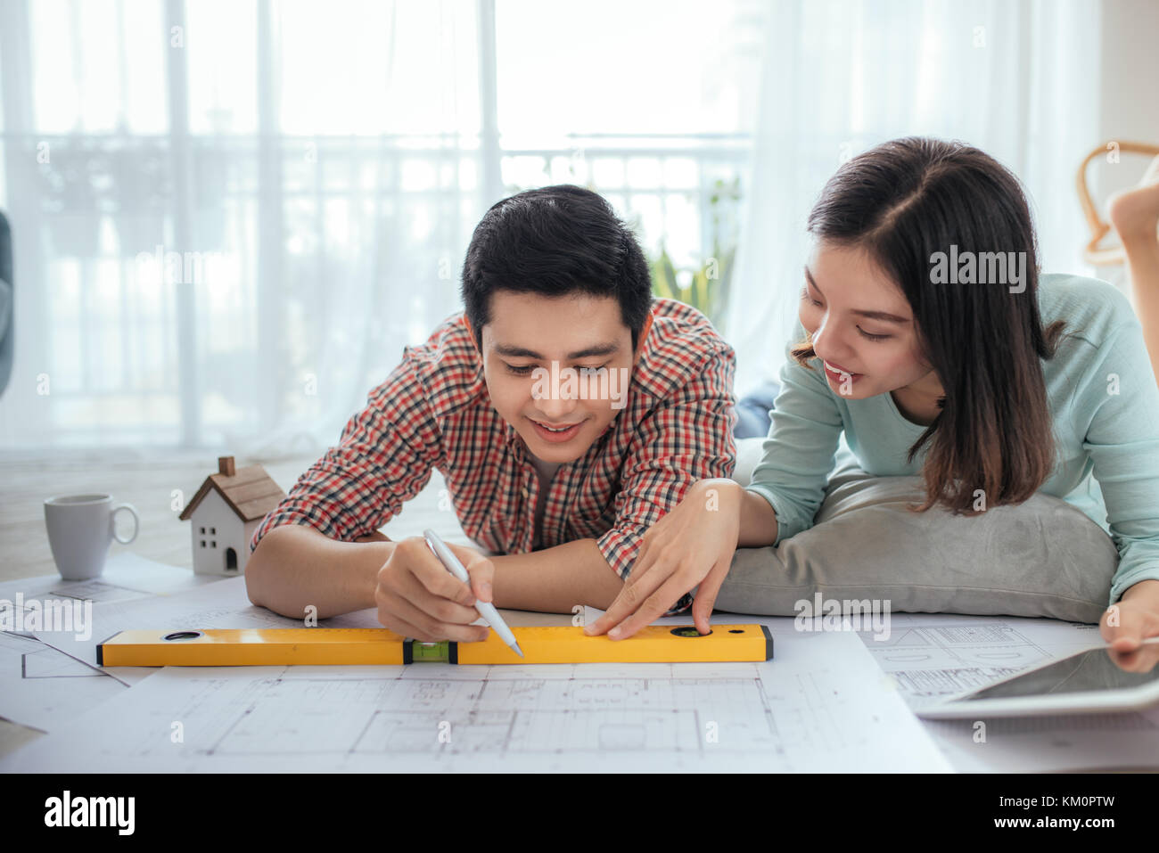 Il giovane stanno discutendo di casa piani della casa da sogno. la felicità della famiglia. Foto Stock