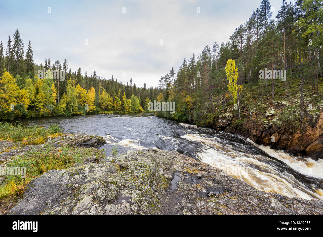 Red Cliff, muro di pietra, foresta, cascata e il fiume selvaggio vista in autunno. I colori dell'autunno, ruska tempo in Kiutaköngäs. Parte di Karhunkierros Trail. Oulanka Foto Stock