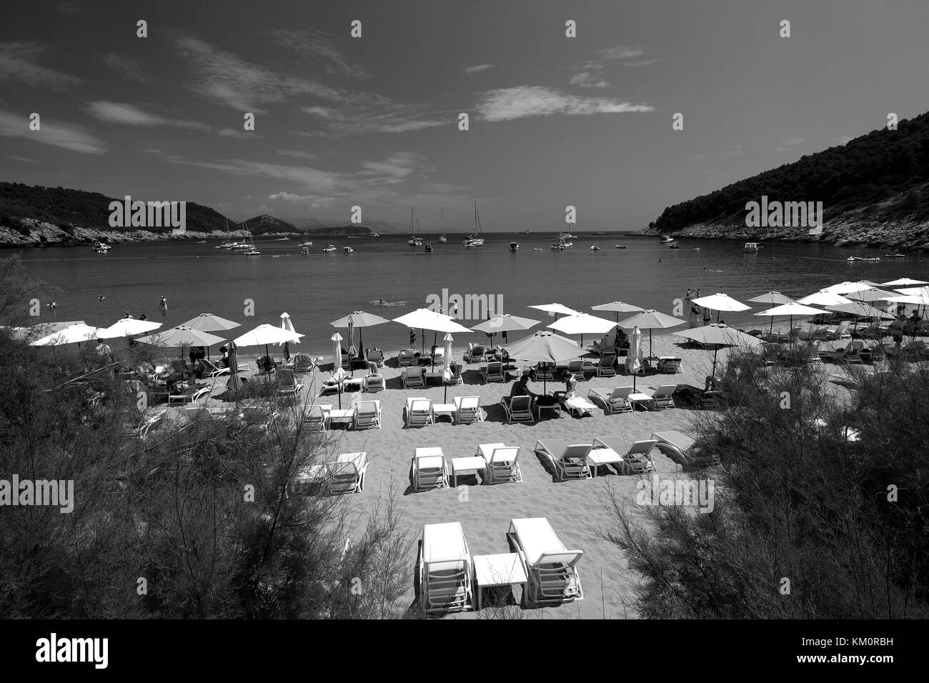 Vista estiva di Sunji beach, isola di Lopud, una delle isole Elafiti vicino Dubrovnik, costa dalmata, Mare Adriatico, Croazia, Europa Foto Stock