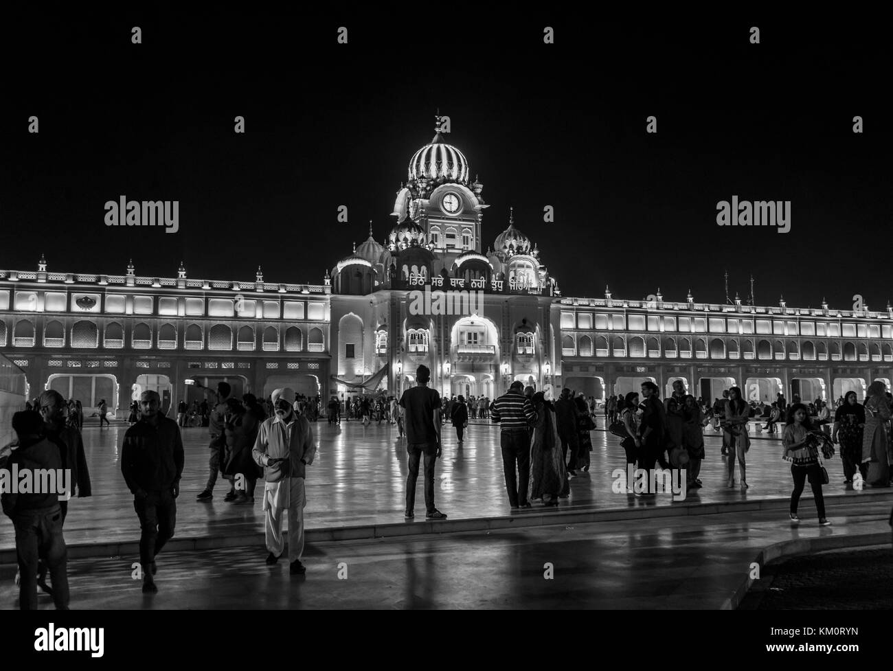 La facciata esterna del tempio d'oro di Amritsar illuminata di notte, il santissimo Gurdwara e luogo di pellegrinaggio del sikhismo, Amritsar Punjab, India Foto Stock