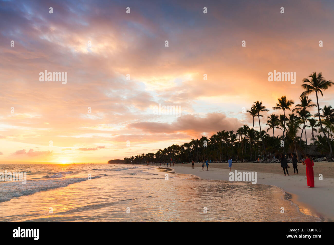 Punta Cana, Repubblica dominicana - Gennaio 5, 2017: la gente comune a piedi su sunrise spiaggia di Punta cana Foto Stock