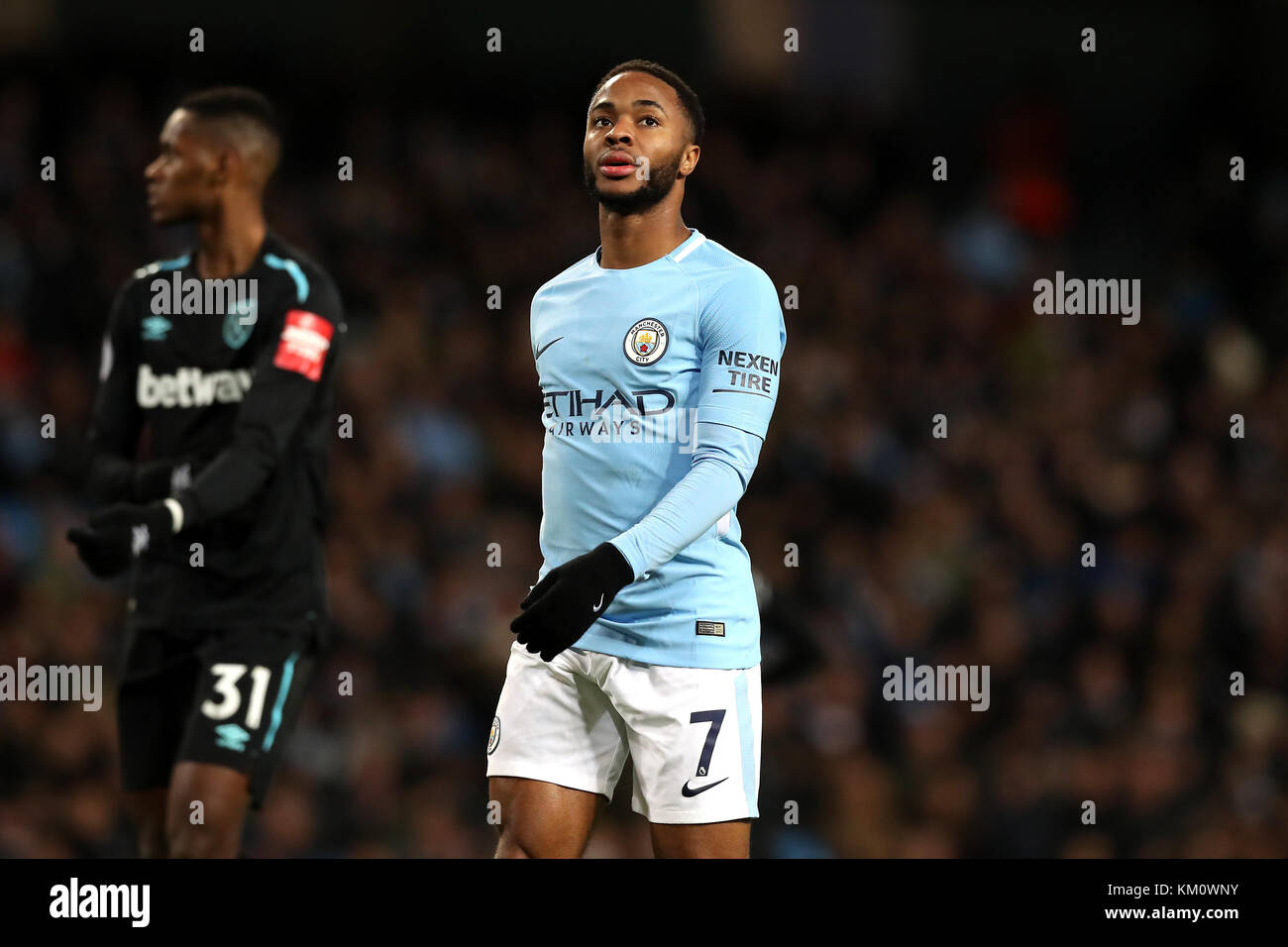 Raheem Sterling di Manchester City durante la partita della Premier League all'Etihad Stadium di Manchester. PREMERE ASSOCIAZIONE foto. Data immagine: Domenica 3 dicembre 2017. Guarda la storia di calcio della PA Man City. Il credito fotografico dovrebbe essere: Martin Rickett/PA Wire. RESTRIZIONI: Nessun utilizzo con audio, video, dati, elenchi di apparecchi, logo di club/campionato o servizi "live" non autorizzati. L'uso in-match online è limitato a 75 immagini, senza emulazione video. Nessun utilizzo nelle scommesse, nei giochi o nelle pubblicazioni di singoli club/campionati/giocatori. Foto Stock