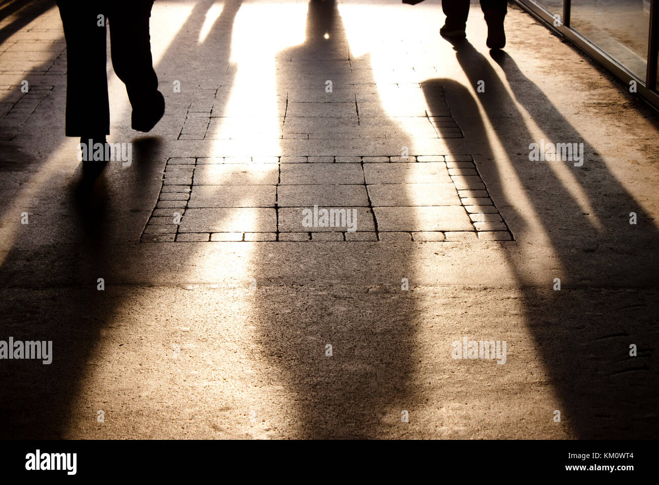 Ombre e silhouette di persone che camminano sulla via della città marciapiede alley , in seppia in bianco e nero Foto Stock