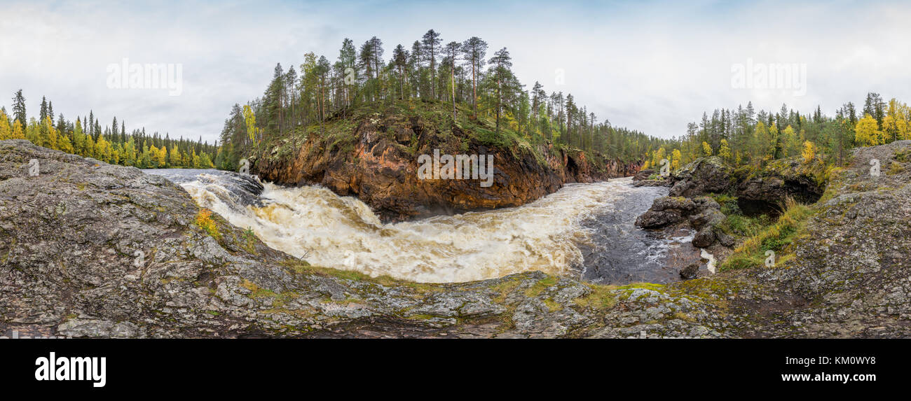 Red Cliff, muro di pietra, foresta, cascata e il fiume selvaggio vista panoramica in autunno. I colori dell'autunno, ruska tempo in Kiutaköngäs. Sentiero di Karhunkierros, Oulanka Foto Stock