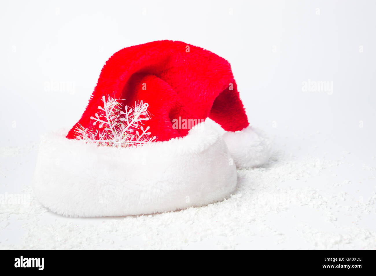 Grande santa red winter hat su sfondo bianco Foto Stock