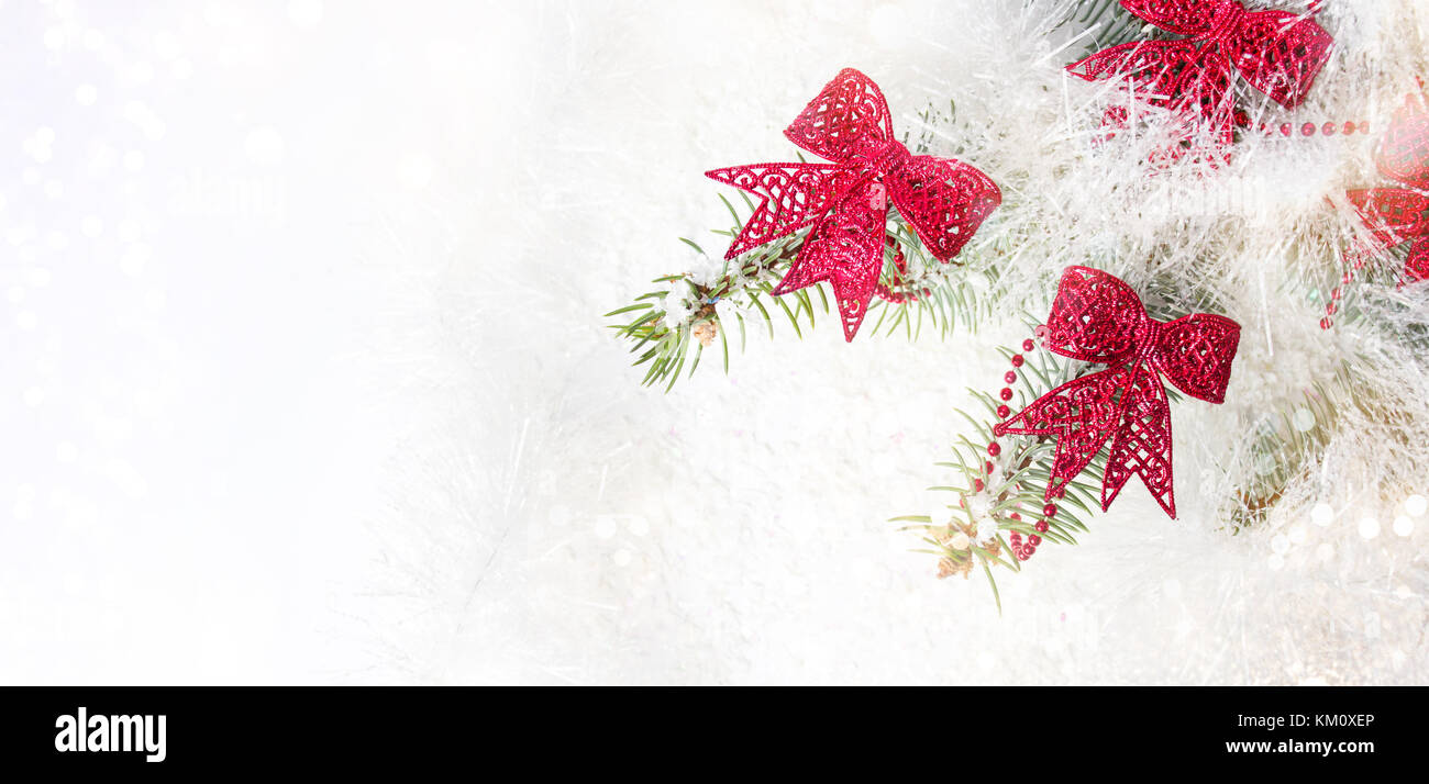 Nastri di rosso su un albero di Natale da vicino Foto Stock