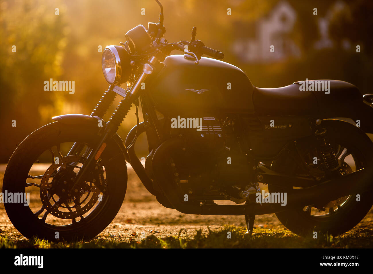 2017 Moto Guzzi V7III fotografato all'ora d'oro Foto Stock
