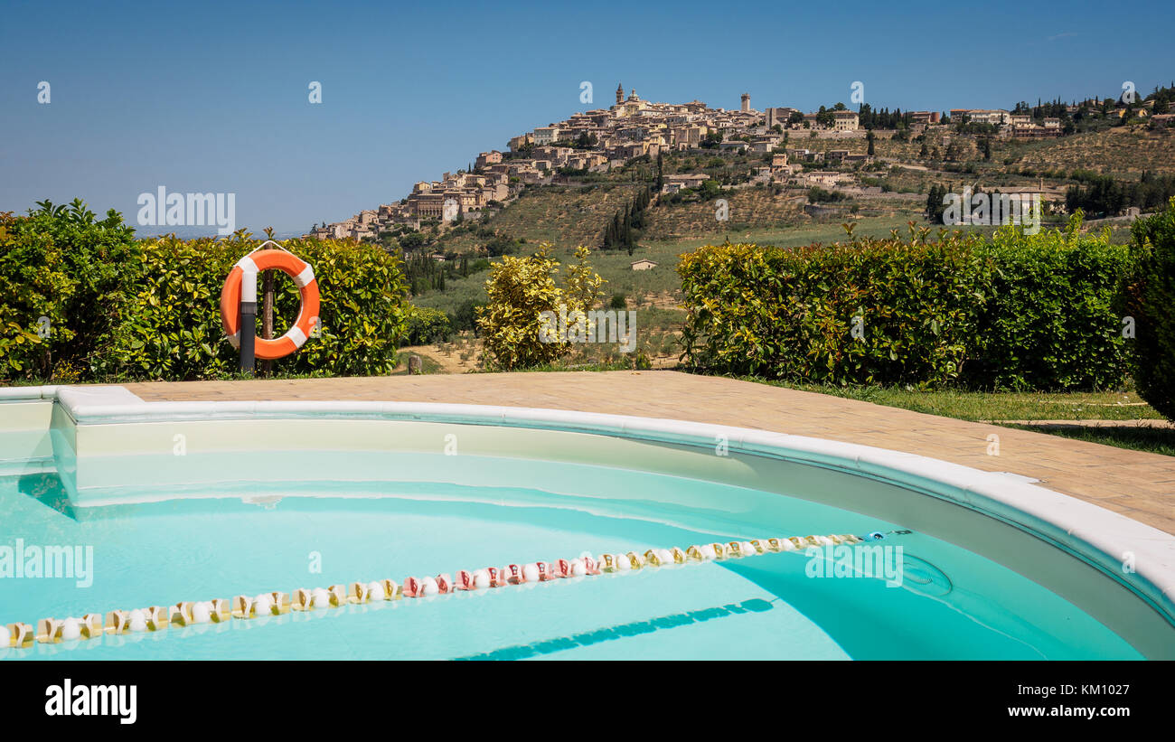 Una vista della città di Trevi in Umbria (Italia centrale) da una casa di campagna con piscina (formato orizzontale). 2017. Foto Stock