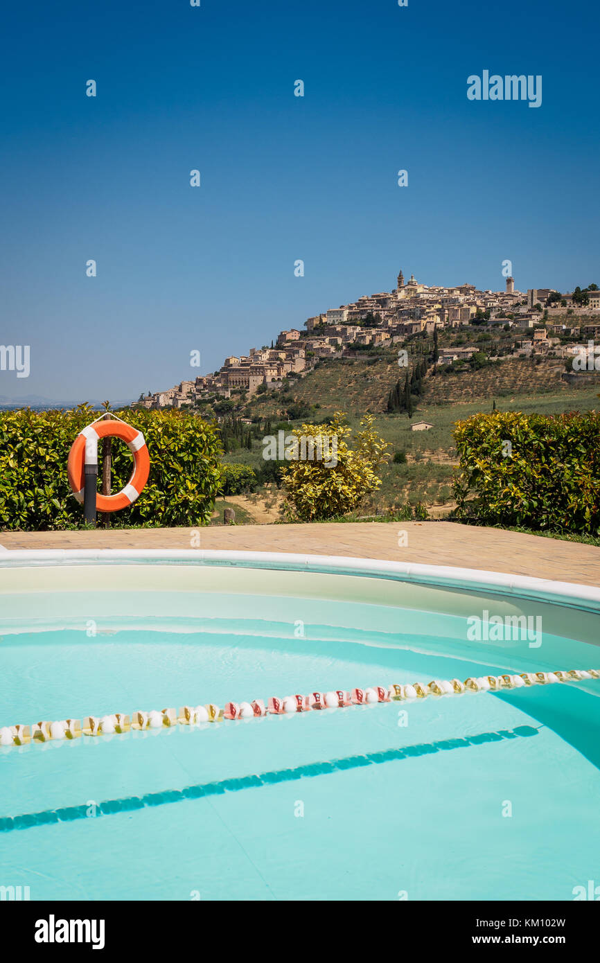 Una vista della città di Trevi in Umbria (Italia centrale) da una casa di campagna con piscina (formato ritratto). 2017. Foto Stock