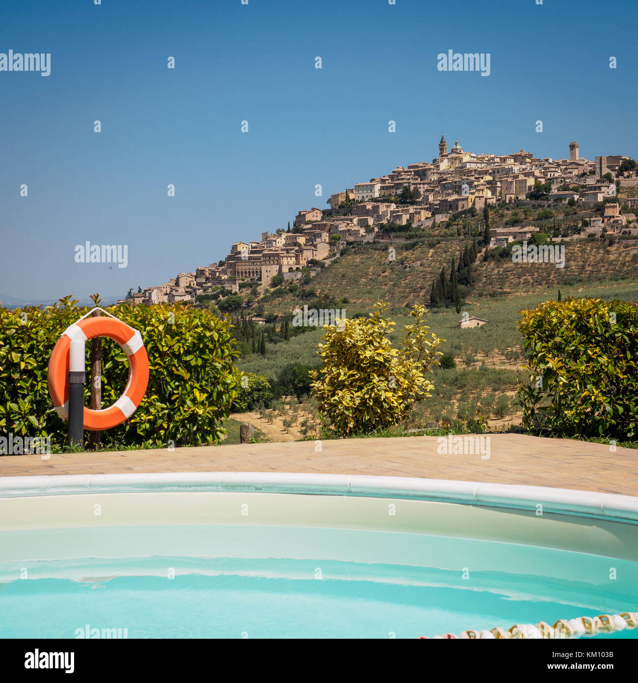 Una vista della città di Trevi in Umbria (Italia centrale) da una casa di campagna con piscina (formato quadrato). 2017. Foto Stock