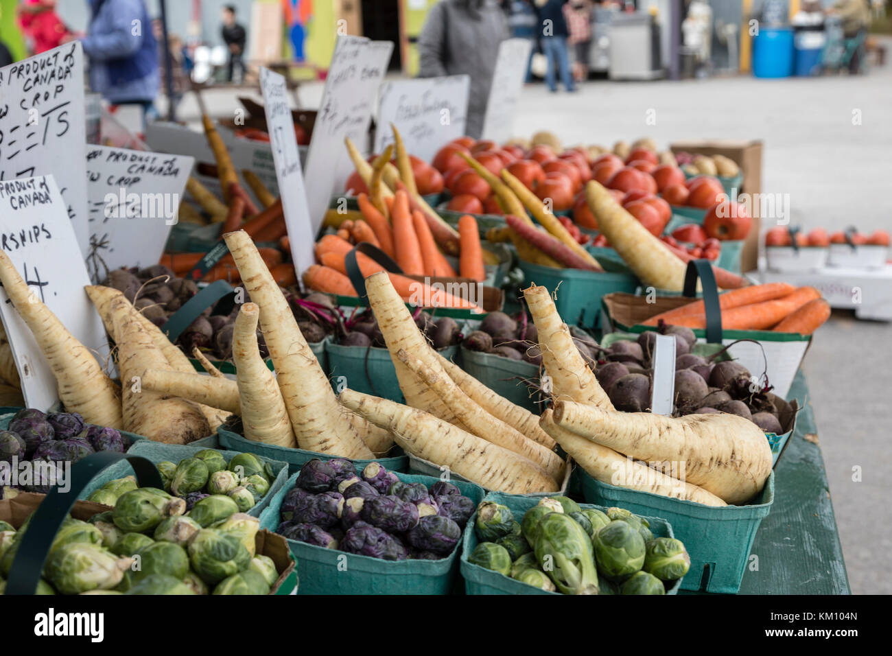 Produrre comprese carote, pastinaca, tavolo in un mercato degli agricoltori. Foto Stock