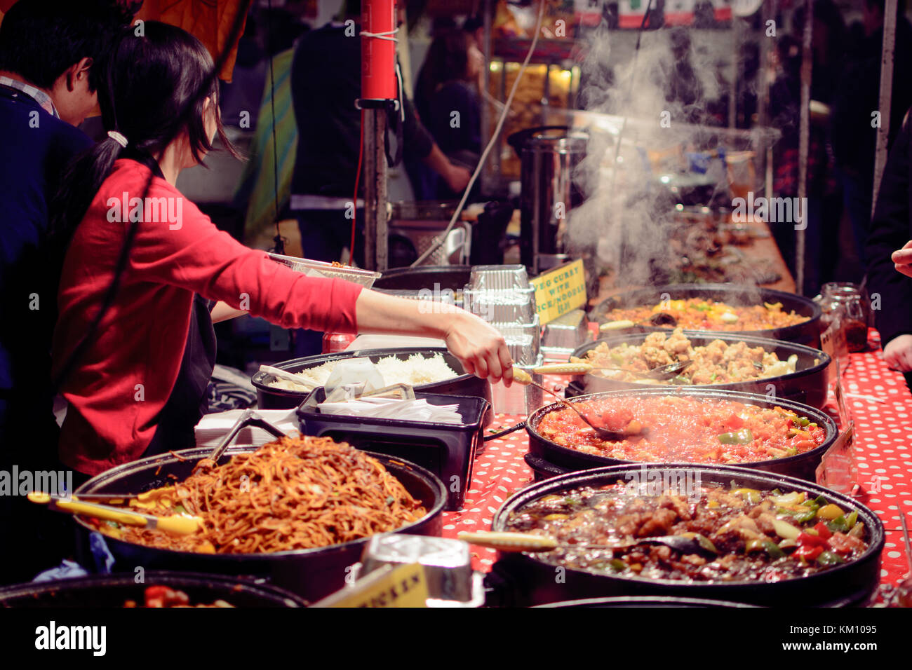 Asian street food in Camden Market. Londra. Formato orizzontale. Foto Stock