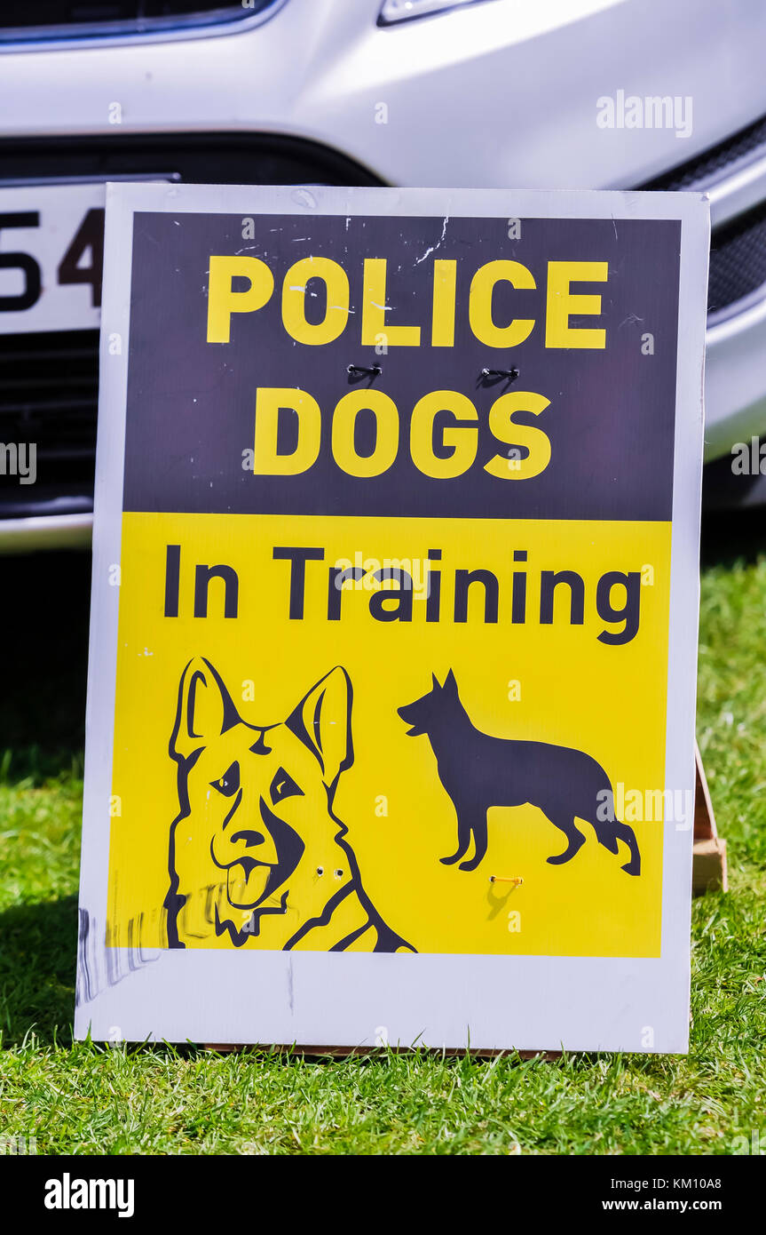 Segno avviso di persone che la polizia i cani vengono addestrati. Foto Stock