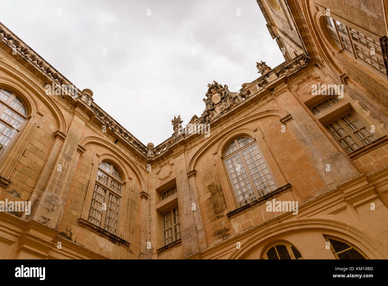 Cortile interno di san Paolo la cattedrale e il museo, Mdina, Malta. Foto Stock