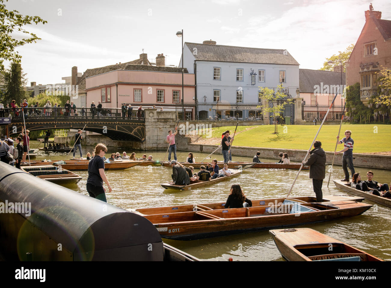 Punting sul fiume, Cambridge (UK). 2015. Formato orizzontale. Foto Stock
