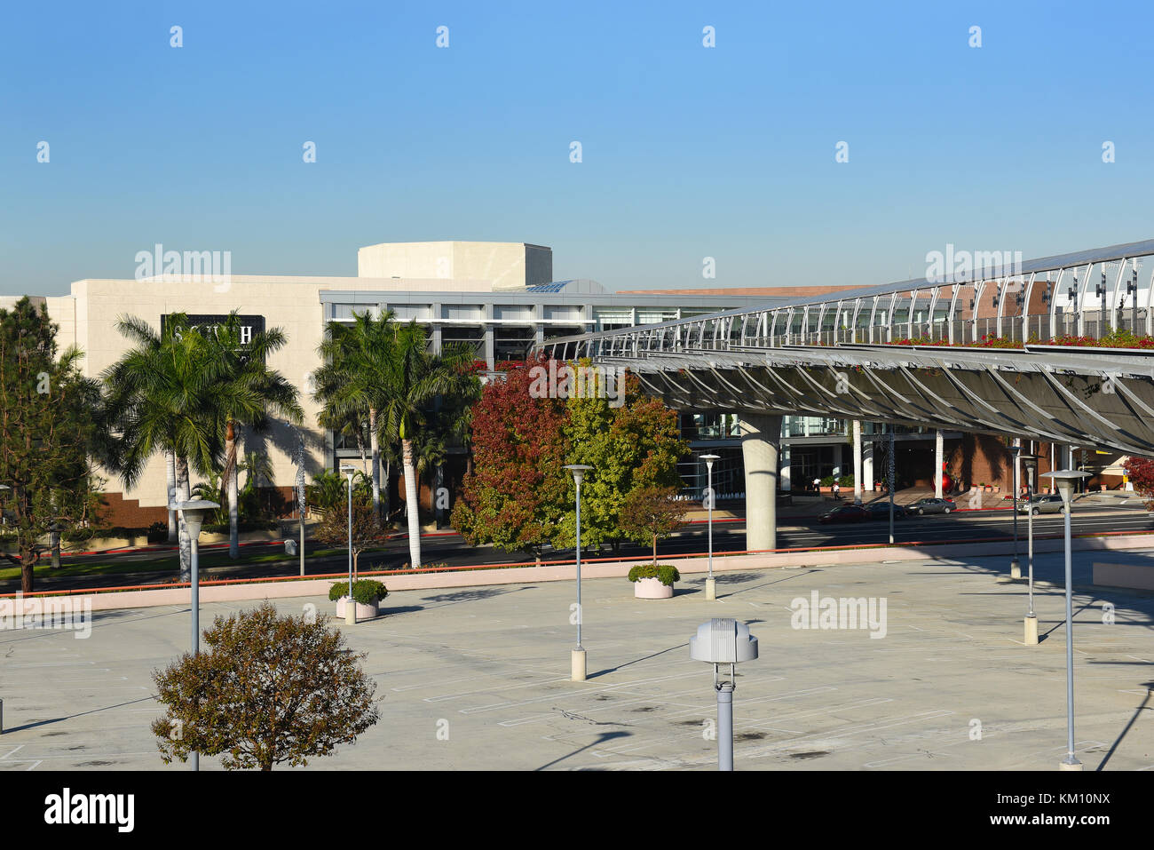 Costa Mesa, CA - dicembre 1, 2017: ponte pedonale South Coast Plaza. Il ponte conects il principale centro commerciale con il cristallo corte ala. Foto Stock