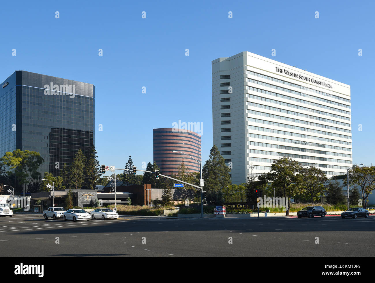 COSTA MESA, CA - 1 dicembre 2017: Westin South Coast Plaza. Gli ospiti dell'hotel possono accedere al famoso centro commerciale South Coast Plasa tramite un ponte pedonale. Foto Stock