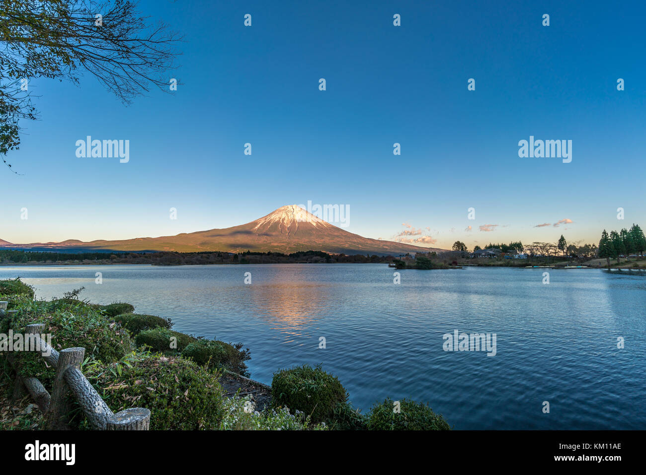 Bellissimo cielo limpido tramonto al Lago Tanuki (Tanukiko). Fuji riflessioni di montagna, prima neve nella stagione autunnale. Situato nei pressi di Tokai Sentiero Natura, Shizuok Foto Stock