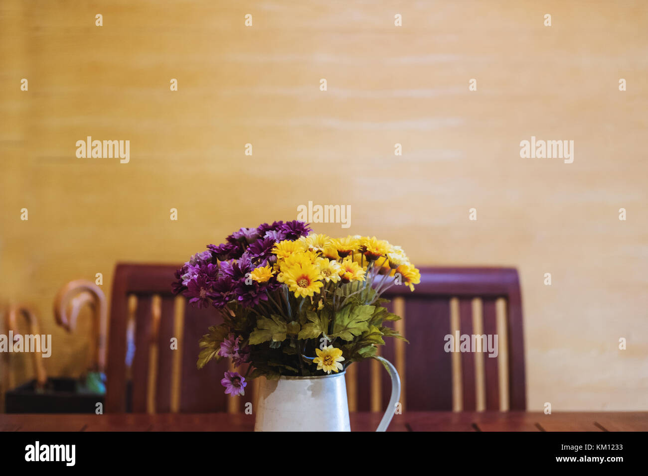 Bouquet di fiori in vaso, decorazione della tavola. tono vintage, il fuoco selettivo Foto Stock
