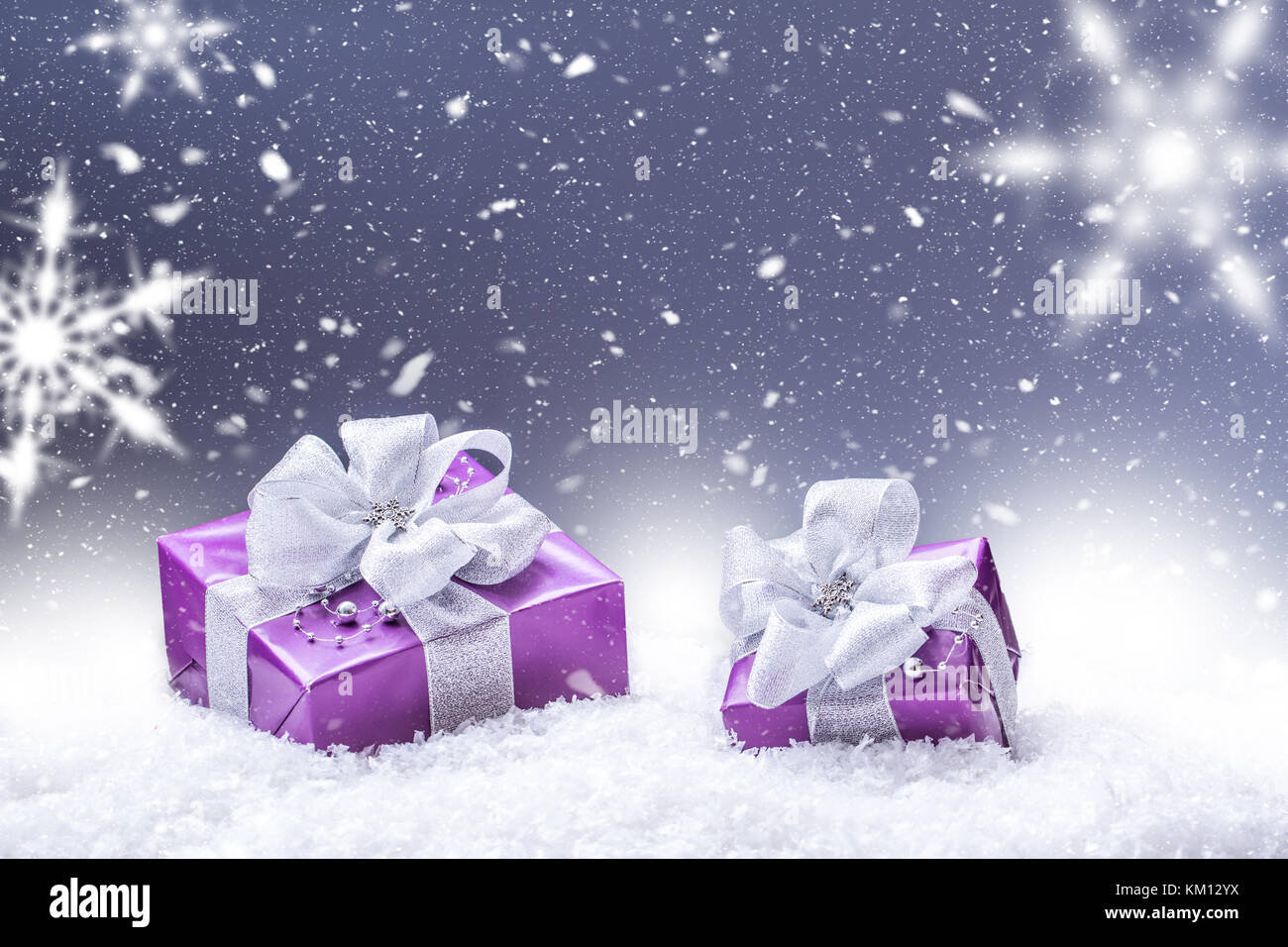 Viola regalo di Natale la neve e astratto sfondo innevato. Foto Stock