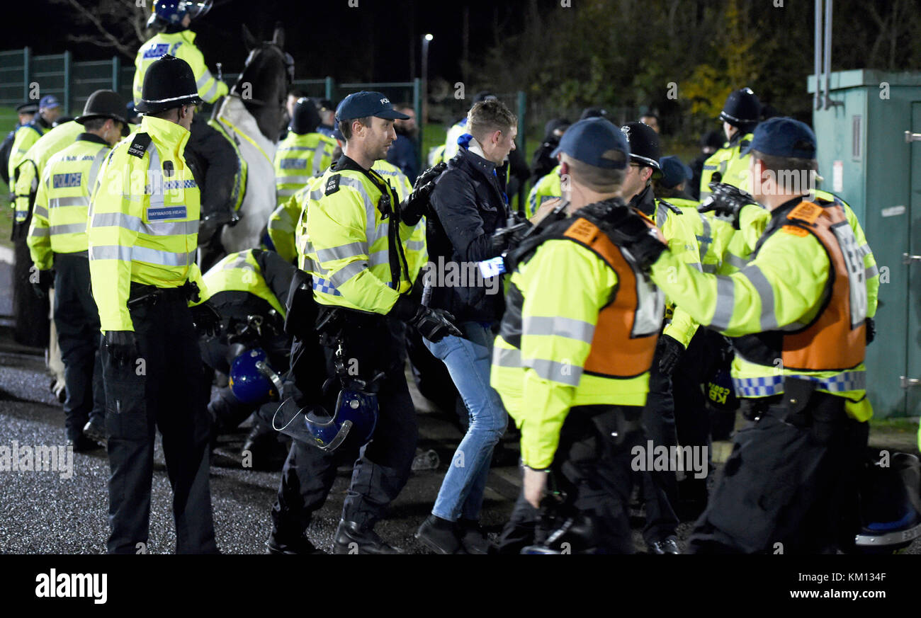 La polizia tiene lontani i tifosi dopo la partita della Premier League tra Brighton e Hove Albion e Crystal Palace all'American Express Community Stadium di Brighton e Hove. 28 Nov 2017 solo per uso editoriale. Nessun merchandising. Per le immagini di calcio si applicano le restrizioni di fa e Premier League inc. Nessun utilizzo di Internet/cellulare senza licenza FAPL - per i dettagli contattare Football Dataco Foto Stock