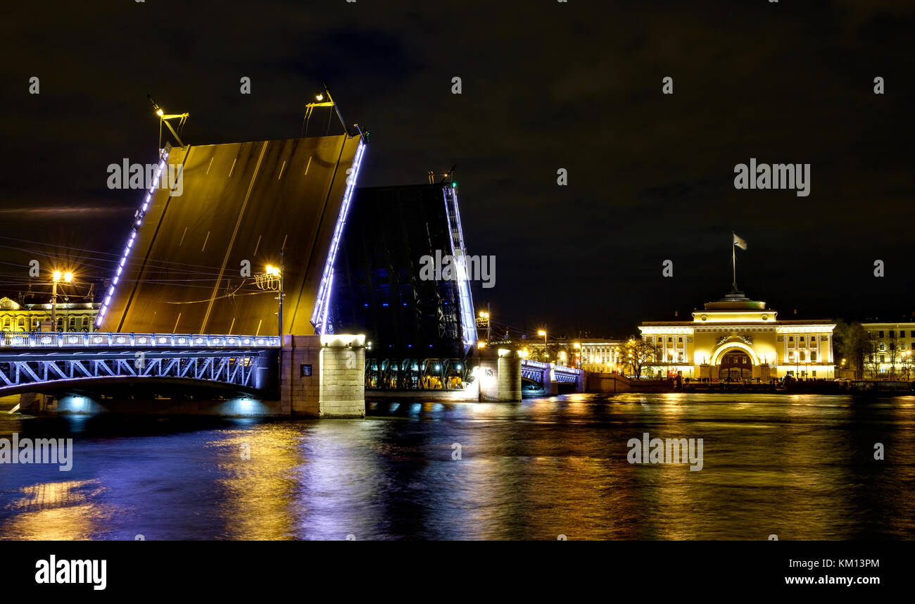 Palace bridge e admiralty in San Pietroburgo, Russia Foto Stock