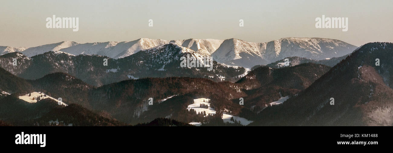 Panorama di Velka Fatra mountain range e wetern parte di Nizke Tatry mountain range da mincol hill in mala fatra montagne in Slovacchia durante l inverno Foto Stock