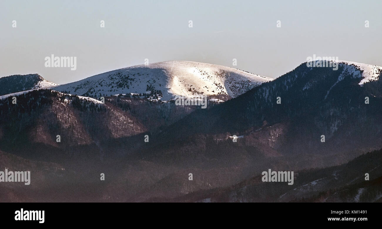 Cierny kamen, ploska e borisov hills in inverno Velka Fatra montagne da mincol hill in mala fatra montagne in Slovacchia durante la bella giornata con chiara Foto Stock
