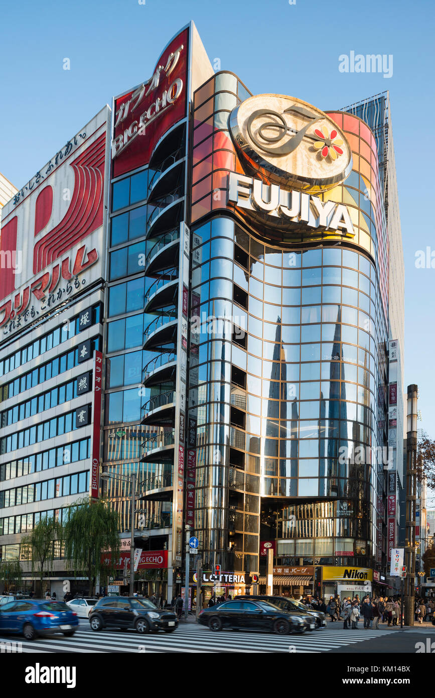 Fujiya edificio e Sukiyabashi Crossing, Tokyo, Giappone Foto Stock