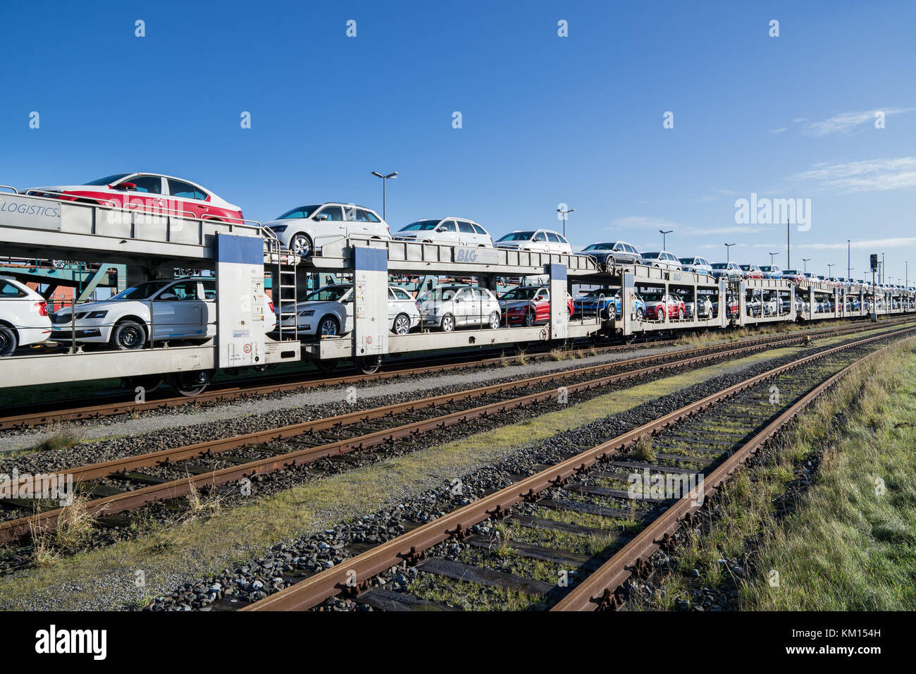 Autorack con nuova Skoda auto per esportazione verso la Scandinavia alla logistica blg seaport terminal in Cuxhaven, Germania Foto Stock