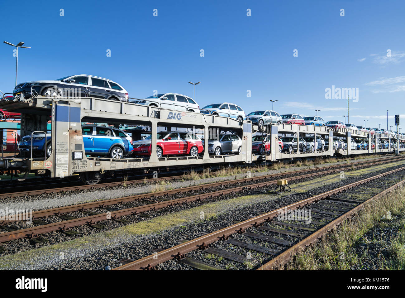 Autorack con nuova Skoda auto per esportazione verso la Scandinavia alla logistica blg seaport terminal in Cuxhaven, Germania Foto Stock