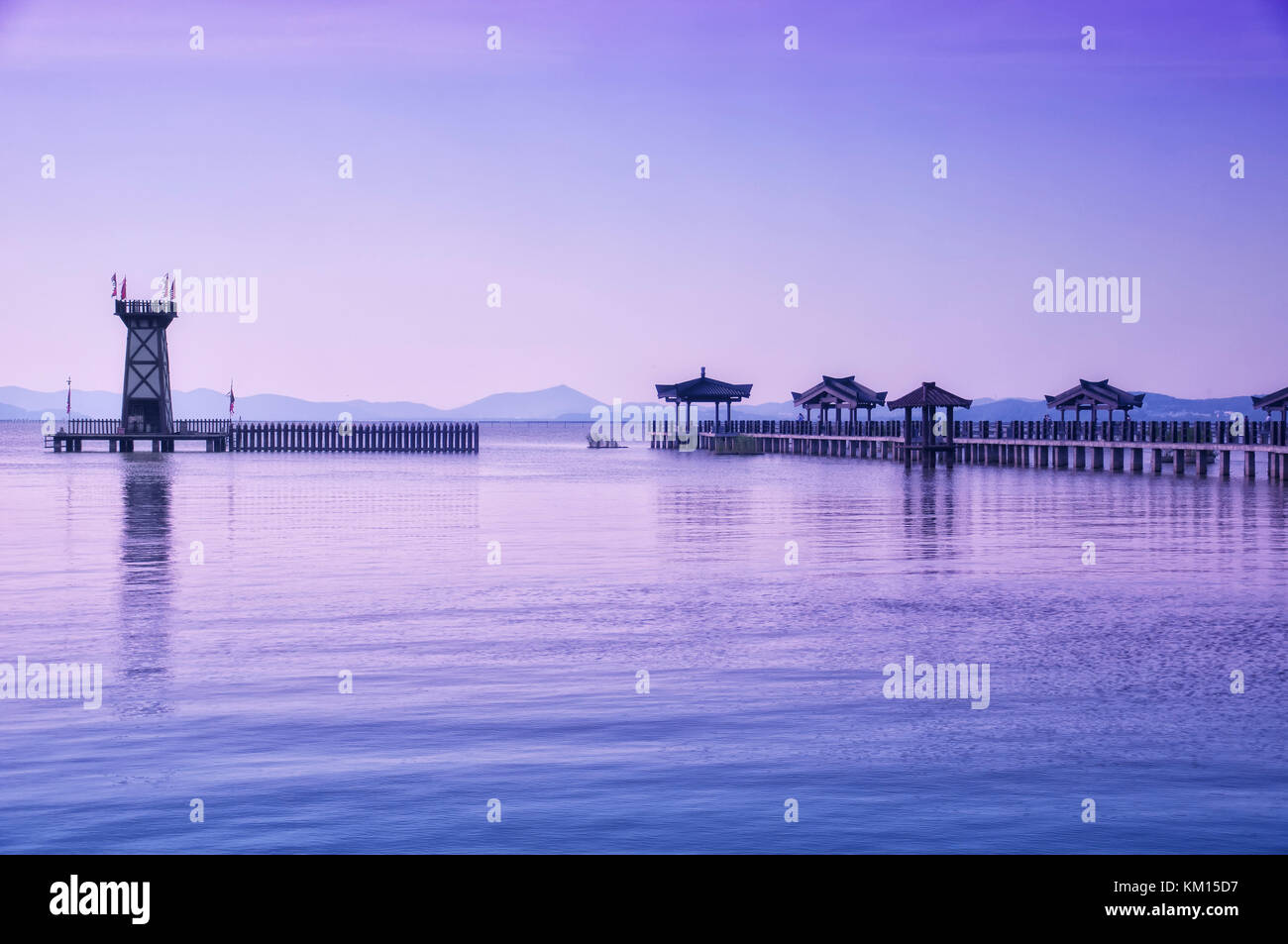 I tre regni scenic area pedonale e le torri in wuxi Cina sul lago Tai o taihu nella provincia di Jiangsu. Foto Stock