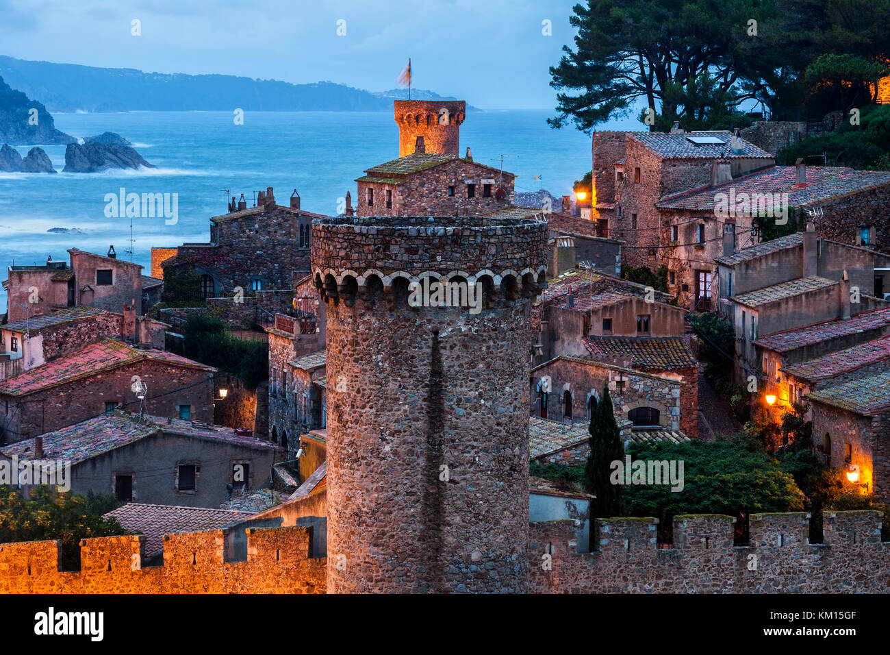 Tossa de Mar walled old town, torre medievale e merlata, Bastione del Vila Vella sulla costa brava catalogna Foto Stock