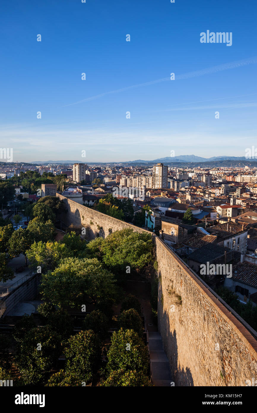 Città di girona cityscape con Passeig de la Muralla, città vecchia fortificazione della parete, la Catalogna, Spagna Foto Stock