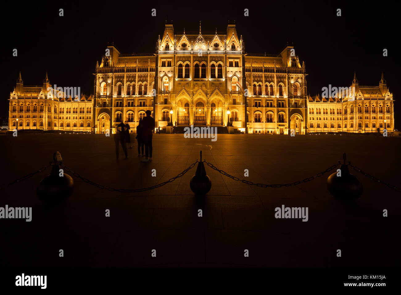 Parlamento ungherese edificio illuminata di notte a budapest, Ungheria, gothic revival stile, vista da Kossuth Lajos square. Foto Stock