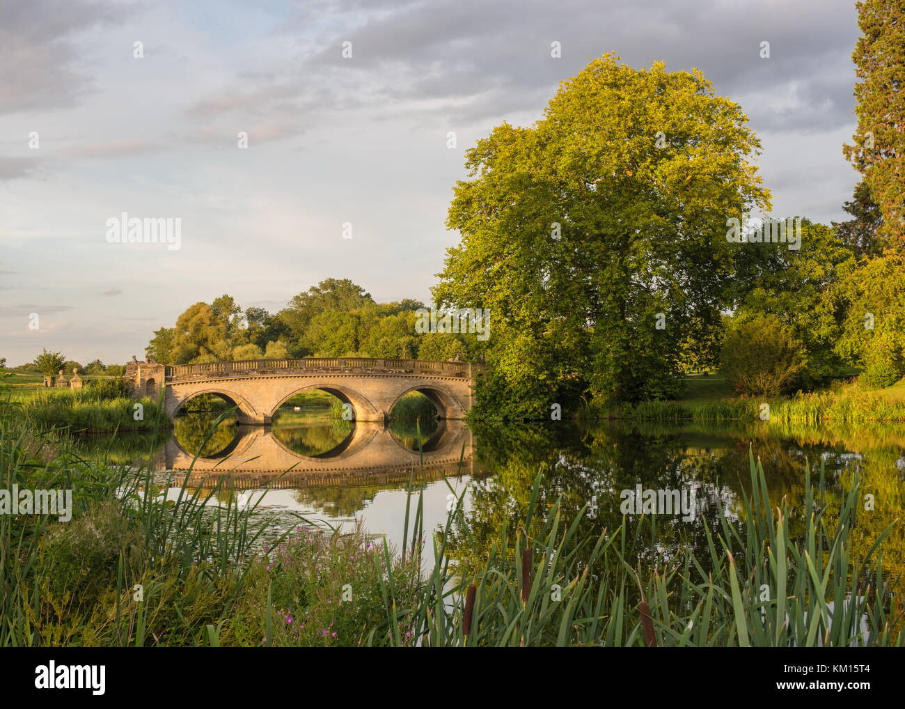 Il bel sole catture di impostazione di un ponte a Compton Verney casa signorile nel Warwickshire Foto Stock