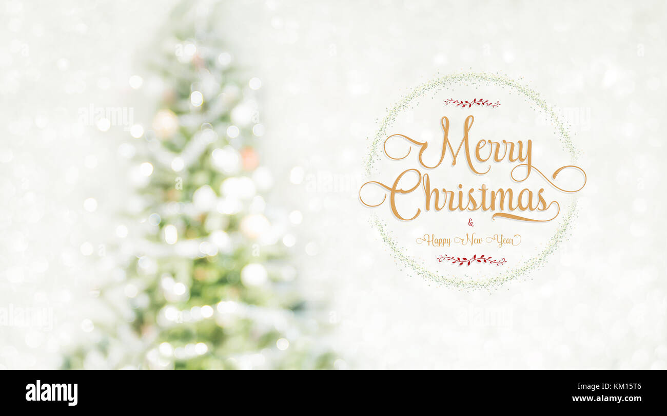 Buon Natale e felice anno nuovo ghirlanda dorata con glitter texture a sfocatura bokeh albero di Natale decorazioni con string sfondo luminoso,vacanze inverno g Foto Stock