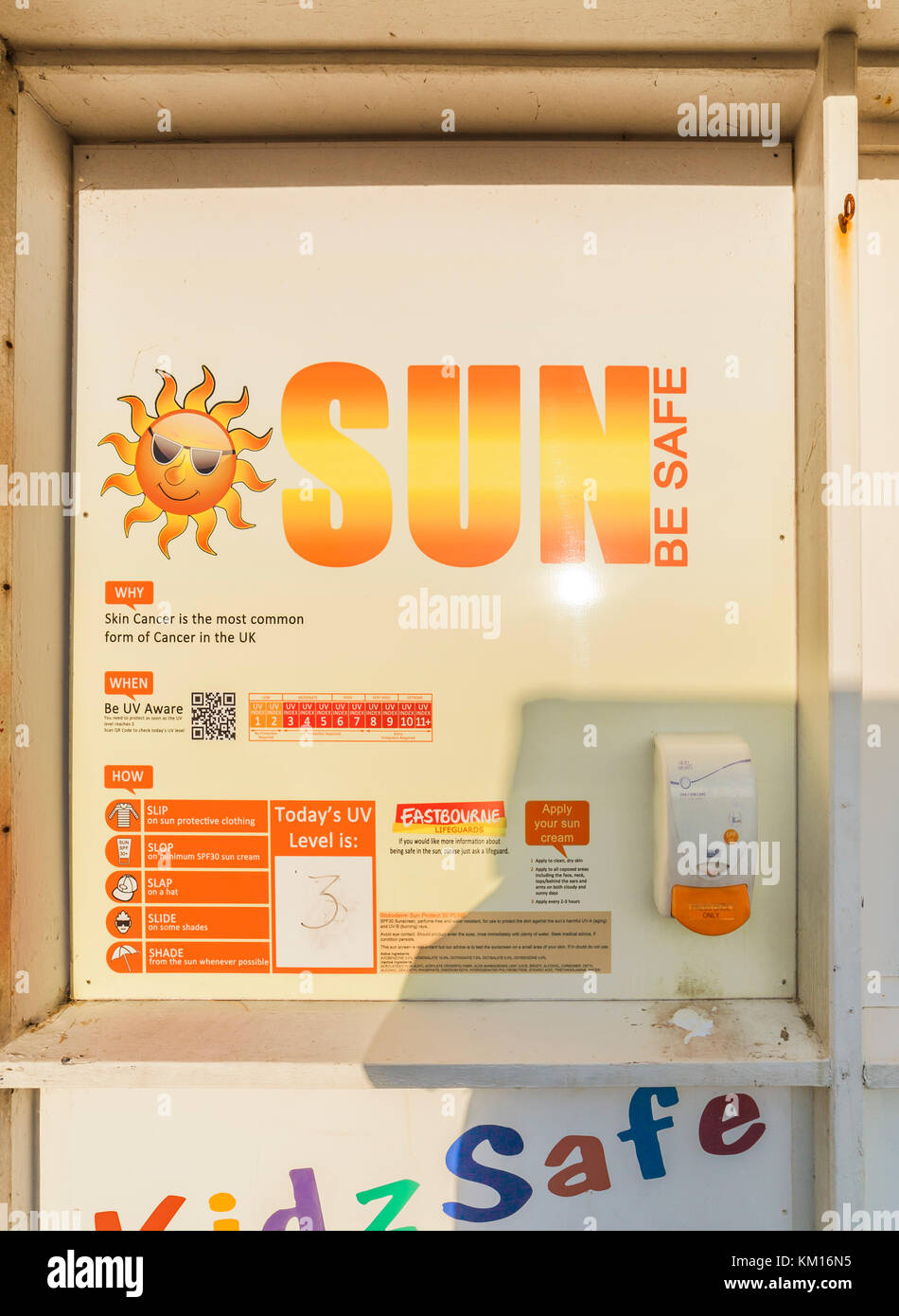 Libera sunscreen erogatore sul lungomare di Eastbourne. Foto Stock