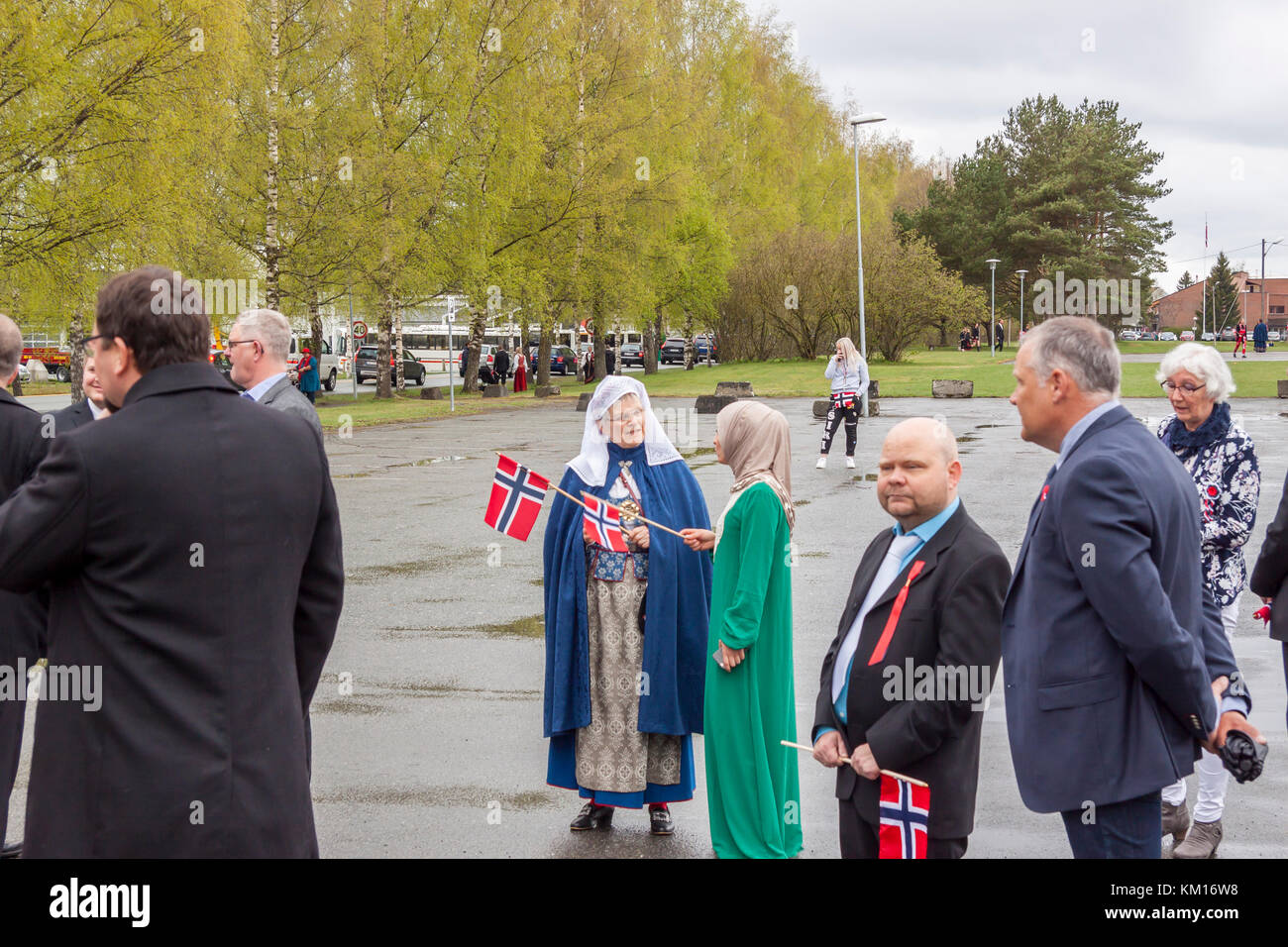 VERDAL, Norvegia - 17 Maggio 2017: giornata nazionale in Norvegia. I norvegesi al tradizionale celebrazione e corteo in maggio 17, 2017 in Verdal. Persone su parde essere Foto Stock