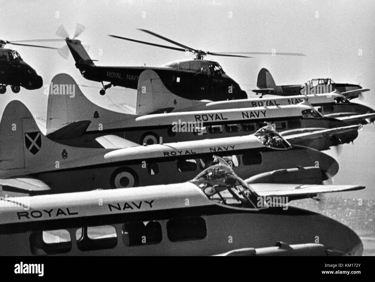 AJAXNETPHOTO. 1974. Isola di Wight in Inghilterra. - Grigio passeri - (dal lato anteriore a quello posteriore) DEVONS, aironi, Scoiattolino T-10 e due Westland Wessex elicotteri da 781 Squadrone COMMS HMS DAEDALUS passando sopra l'isola di Wight in stretta formazione. Foto:JONATHAN EASTLAND/AJAX REF:HMS DAEDALUS FLT 1 781 Foto Stock