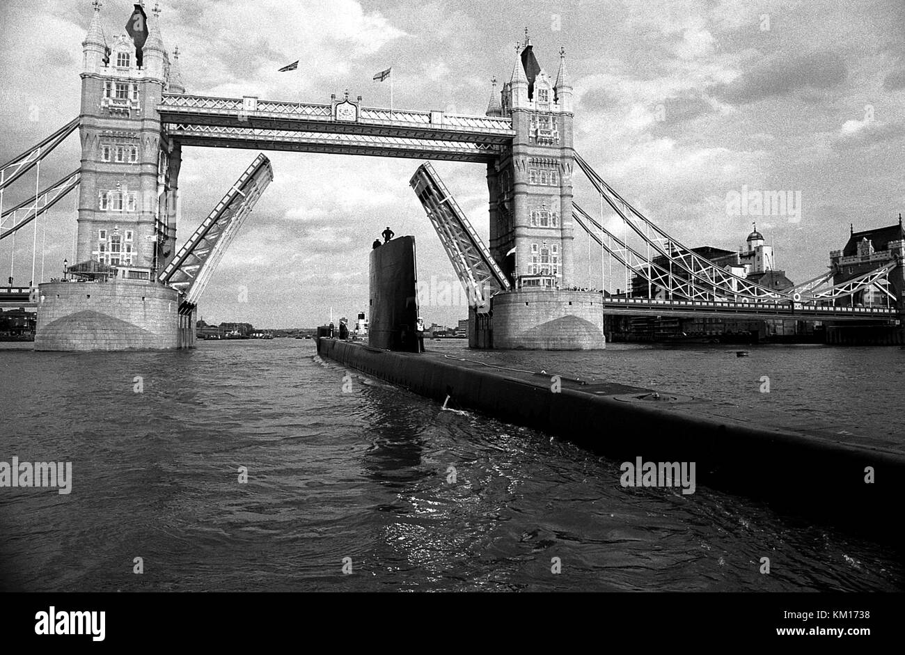 AJAXNETPHOTO. 9 Giugno, 1985. Londra, Inghilterra. - Lasciare Londra - sommergibile HMS OLYMPUS passa sotto il Tower Bridge dopo una visita di cortesia per la città. Foto:JONATHAN EASTLAND/AJAX. REF:HDD OLYMPUS 9 RP 008 Foto Stock