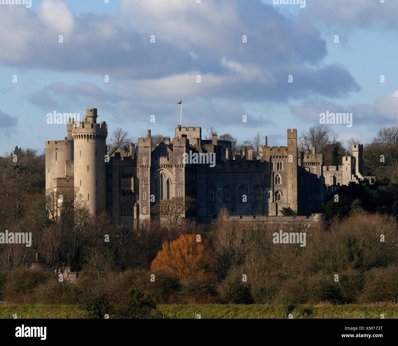 AJAXNETPHOTO. 2017. ARUNDEL, Inghilterra. - Celebre Castello - Castello di Arundel, WEST SUSSEX, sede del duca di Norfolk, si affaccia sul fiume Arun. Costruito alla fine del 11esimo secolo da ROGER DE MONTGOMERY, conte di ARUNDEL. Foto: JONATHAN EASTLAND/AJAX REF:GX8173111 451 Foto Stock