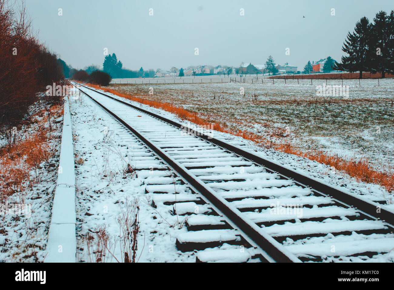 Coperte di neve ferrovia abbandonata, kleinbettingen, Lussemburgo Foto Stock