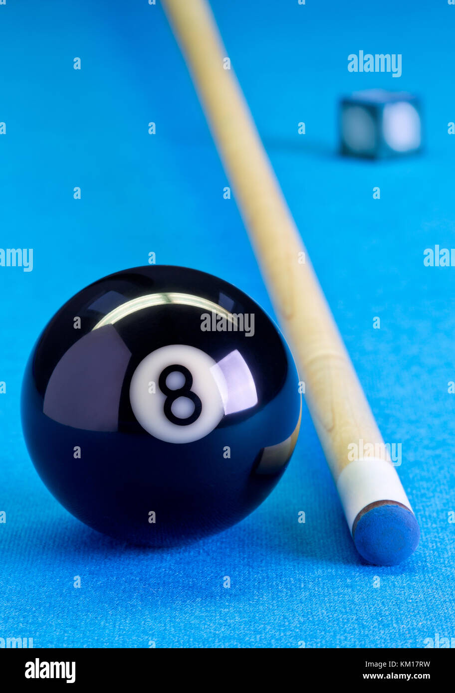 Piscina Biliardo gioco palla otto con il gesso e cue sul tavolo da biliardo con panno blu Foto Stock